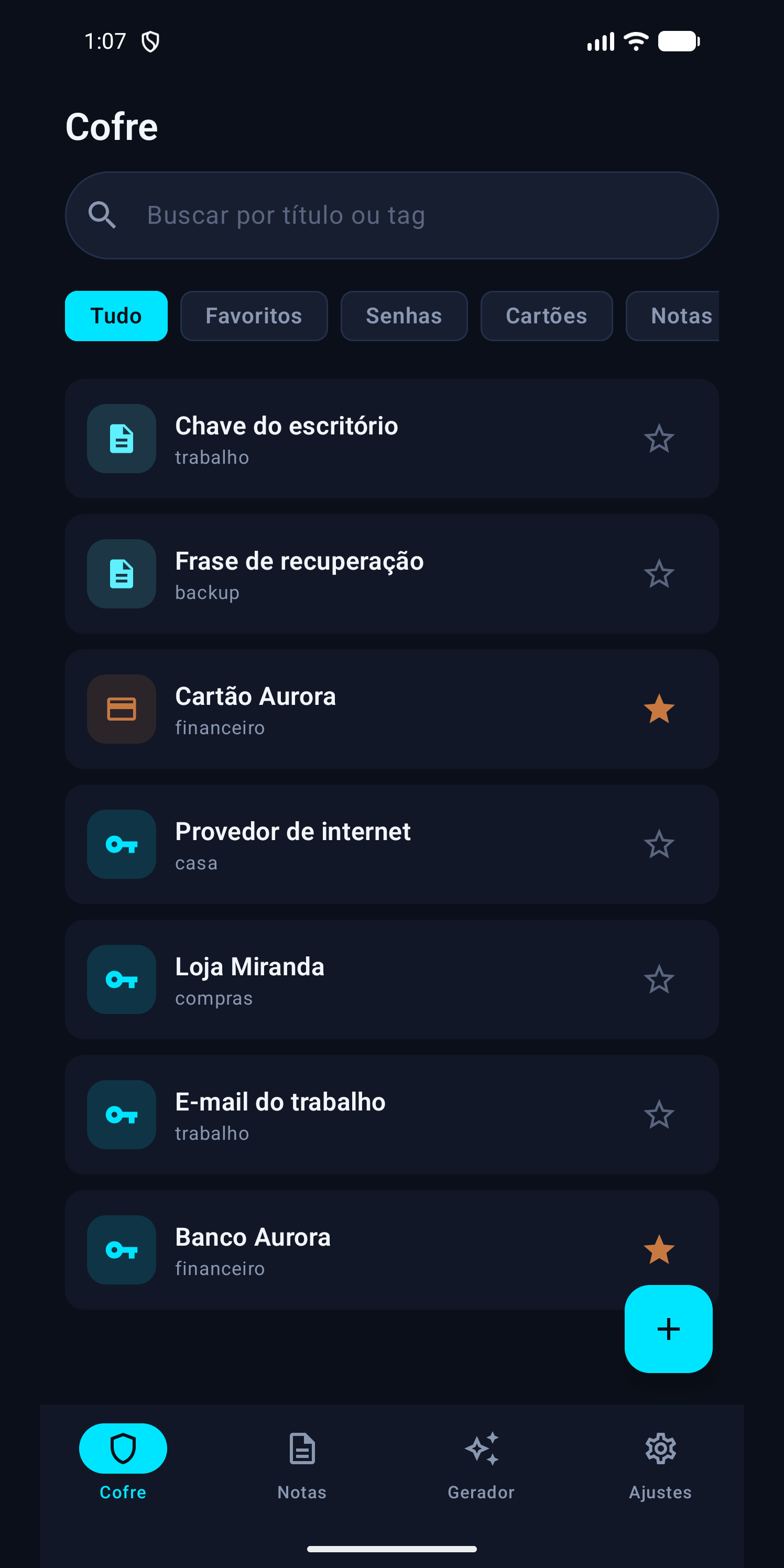 Tela do cofre do SafePad, com itens de senha, cartão e nota organizados por categoria